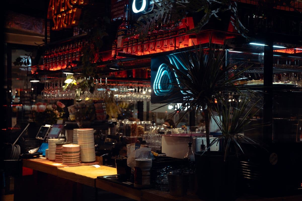 Ambiente noturno do Neon Lounge